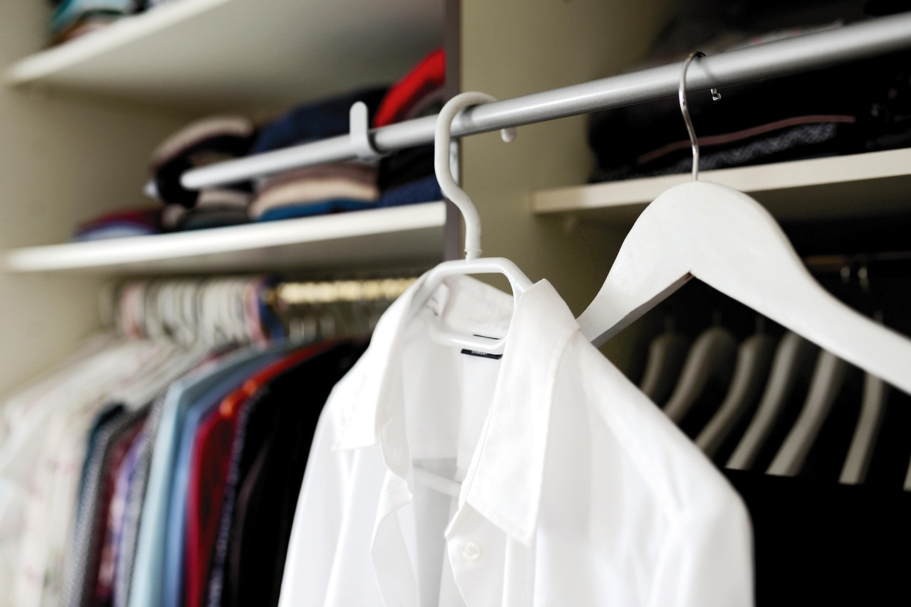 Een stijlvolle herengarderobe opbouwen zonder je budget te slopen